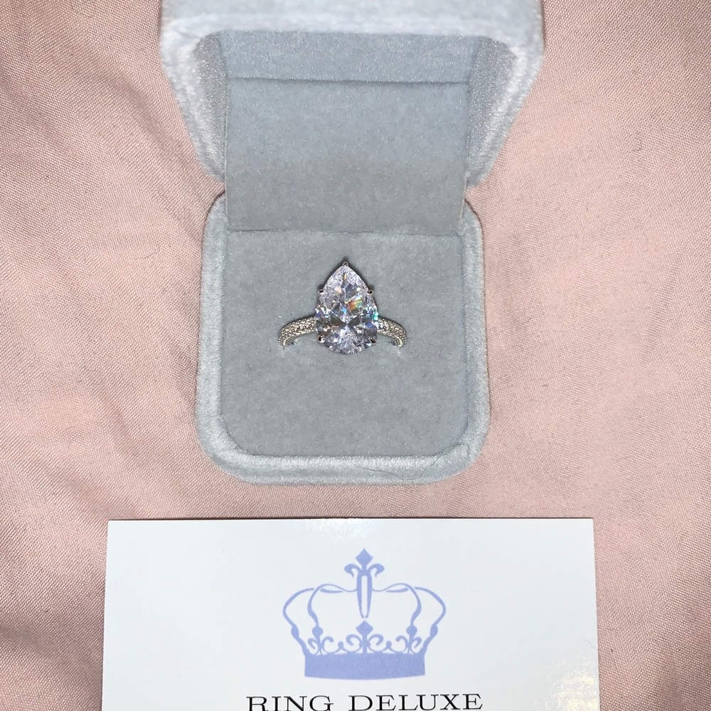 🤍Engagement ring !🤍 - Picture 2 of 5